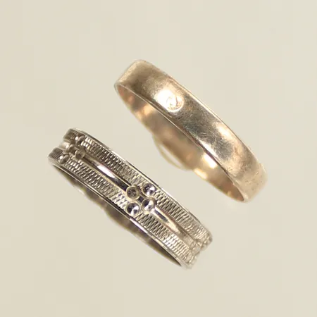 2 Ringar, stl 19 (slitna, ojämna) 925/1000-Silver, 5g 