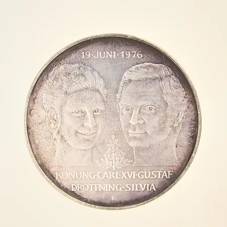 Minnesmynt, Konung Carl XVI Gustaf, Drottning Silvia, 19 juni 1976, Ø36mm, nominellt värde 50kr, plastetui, silver 925/1000 Vikt: 27 g