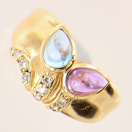 Ring med diamanter 9 x ca 0,01ct samt troligen syntetisk cabochonslipad ametist och topas, stl: 17, bredd: 2,4-11mm, mindre repor på ametist, 14K  Vikt: 5,7 g