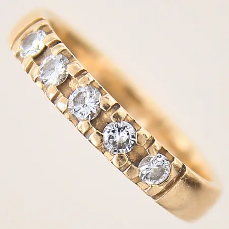 Ring med diamanter 5 x ca 0,07ct, stl 18, bredd 3,8mm, 18K Vikt: 4,7 g