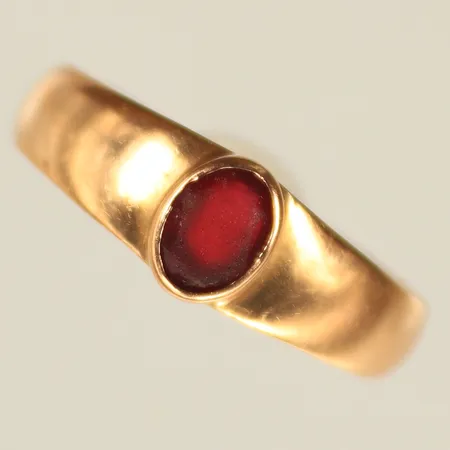 Ring med röd sten, stl ca 19, bredd, 4-6mm (repig, gravyr, sliten sten) 18K, 3,3g 