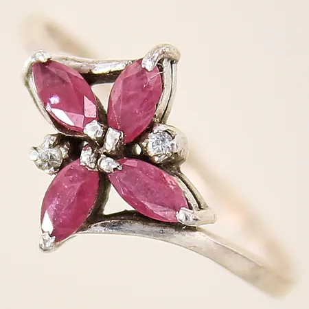 Ring med rosa samt vita stenar, stl 19, bredd 1,8-9mm, nagg, repig, silver 925/1000 Vikt: 2,3 g