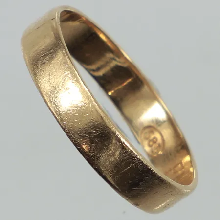 Ring, stl 18½, bredd 4mm, repig, gravyr, 14K  Vikt: 2,5 g