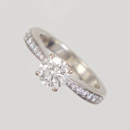 Ring med briljantslipade diamanter, 1x ca 0,80ct ca Top Wesselton (G)/SI1, lasergraverad rondist GIA 3195108209 + 16x ca 0,005 - 0,02ct, stl 15½, Ø ca 7,1mm, bredd 2,6mm, vitguld 18K  Vikt: 4,9 g