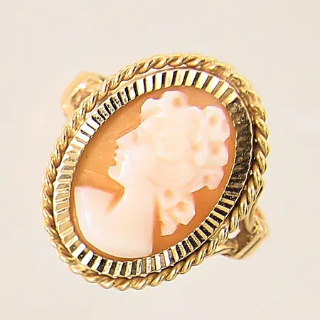 Ring med camé, stl: 15¾, bredd: 2-17mm, 18K  Vikt: 2,9 g