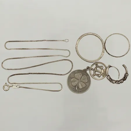 Diverse silversmycken, udda, ojämn, skeva, gravyr, silver Vikt: 22,5 g