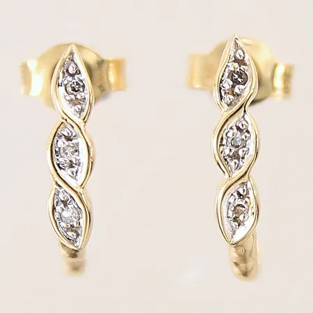 Ett par örhängen med 8/8-slipade diamanter 6 x ca 0,005ct, 8x2,9mm, ojämna, 18K Vikt: 1,4 g