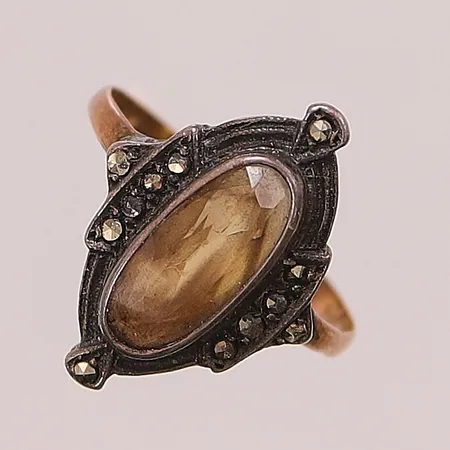 Ring, Ø16½, bredd:18mm, markasiter, gul sten, skena i 18K, fattning i silver, bruttovikt 2,2g.