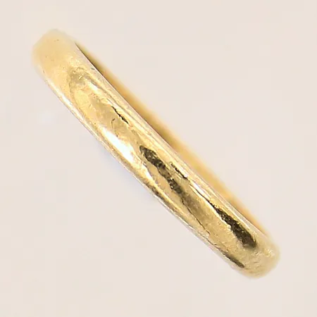 Ring, stl 16, bredd 2,7mm, gravyr, 23K  Vikt: 3,3 g