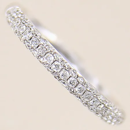 Ring med diamanter 21 x ca 0,01ct 40 x ca 0,005ct, stl 16¾, bredd 1,8-2,5mm, vitguld, 18K Vikt: 2,6 g