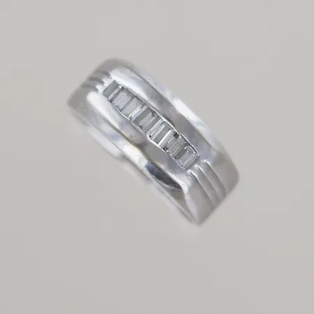 Ring med 6 bageuetteslipade diamanter, Ø 18,5 mm, vitguld 18k, behöver rodieras Vikt: 6,8 g
