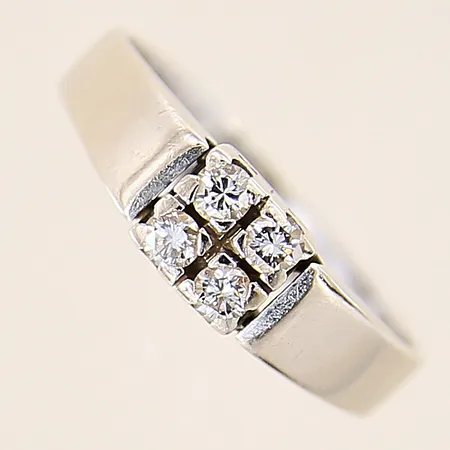 Ring med diamanter 4 x ca 0,05ct, stl 17½, bredd 3,6-5,6mm, behov av omrodiering, vitguld, 18K Vikt: 4,1 g