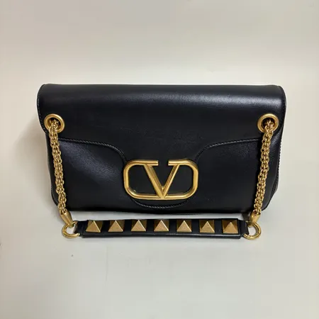Väska, Valentino Garavani Locò, bredd: 20cm, djup: 5cm, höjd: 11cm, kalvskinn samt gulmetall, axelrem i gul metall, dustbag, kvitto 2019 Milano Vikt: 0 g