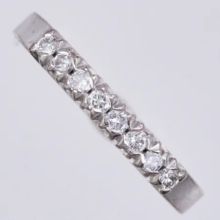 Ring med 8 diamanter ca 0,03ct, stl: ca 17¼, bredd: 2-3mm, vitguld, 18K  Vikt: 3,5 g