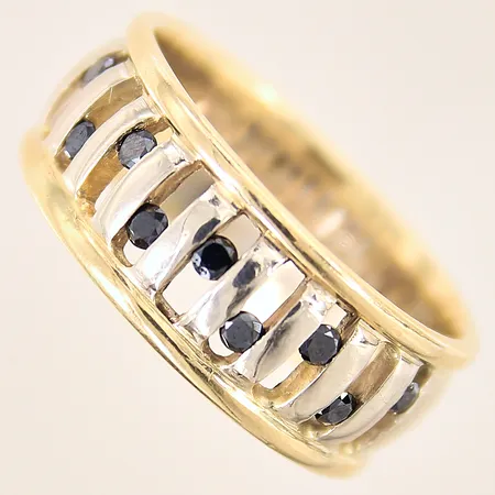 Ring med svarta diamanter 9 x ca 0,04ct, stl 23, bredd 10,4mm, tvåfärgad, gravyr, 14K Vikt: 15 g