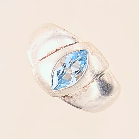 Ring med blå sten, stl 17¾, bredd 5-13mm, silver 925/1000 Vikt: 8 g
