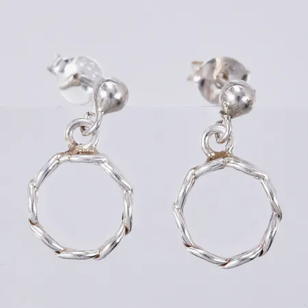 Ett par örhängen, längd: ca 17mm, bredd: ca 4-10mm, silver, 839/1000 Vikt: 1,2 g