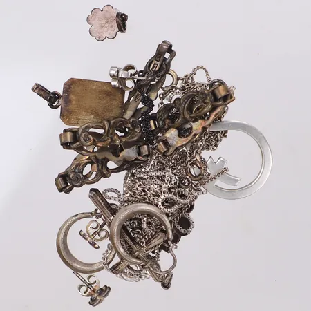 Diverse silversmycken, defekta, av, bucklor, gravyrer, silver Vikt: 37,8 g