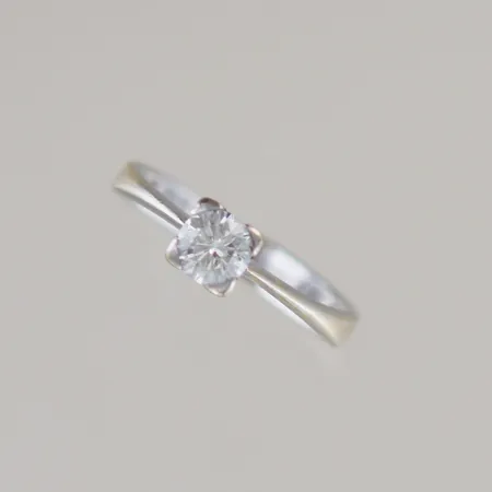 Ring solitär diamant 0,50ct TW/Si, Ø 17 mm höjd 6,4 mm, vitguld 18k, behöver rodieras Vikt: 3,6 g