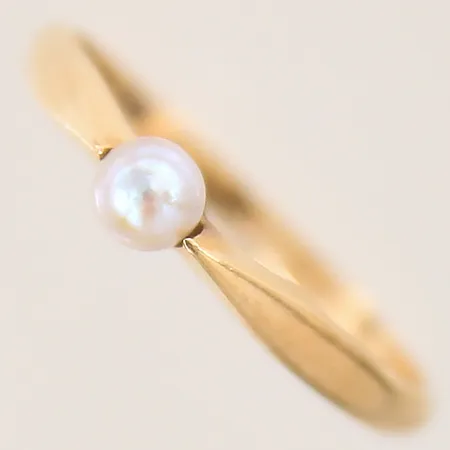 Ring med odlad pärla Ø3,6mm, stl 17¼, bredd 2-3,6mm, 18K Vikt: 1,6 g
