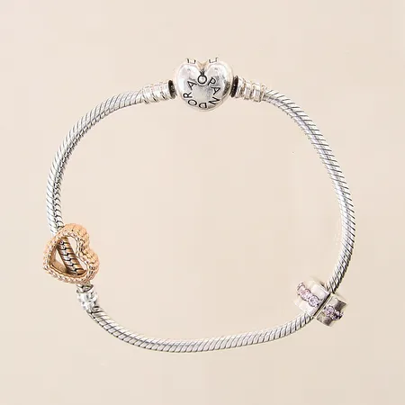 Armband Pandora med 2st berlocker, en med rosa stenar, längd 18,5cm, bredd 3mm, silver 925/1000 Vikt: 20,2 g