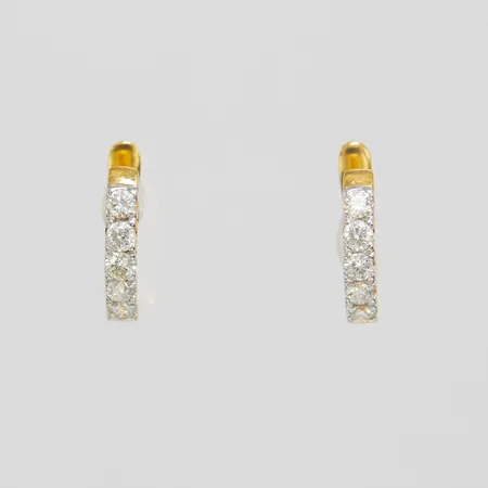 Ett par örhängen, creoler, diamanter 10xca0,04ct, höjd:14,5mm, bredd:3mm, ostämplad, 21K Vikt: 2,8 g