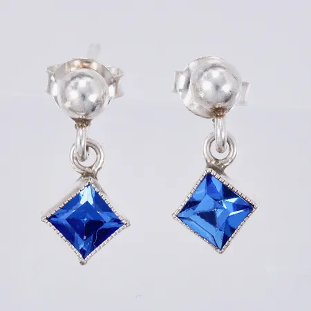 Ett par örhängen med blå sten, längd: ca 13 mm, bredd: ca 1-6mm, silver, 830/1000 Vikt: 0,9 g