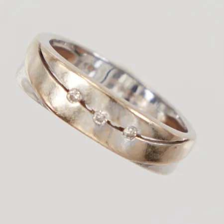 Ring, diamanter 3x ca 0,005ct, stl ca 17, bredd 3,2 - 5,4mm, slitet/ojämn skena, vitguld, CCC 18K Vikt: 3,7 g