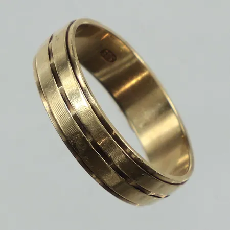 Ring, mönsterdekor, stl 20½, bredd 6mm, 14K  Vikt: 5,8 g
