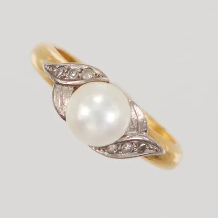 Ring med odlad pärla, stl 16½, bredd 3,3mm, pärlans Ø6,5mm, åttkantslipade diamanter 6x0,01ct, gravyr, 23K,  Vikt: 6,4 g