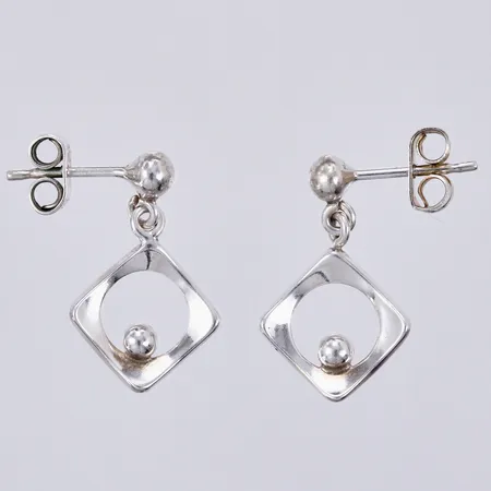 Ett par örhängen, längd: ca 19mm, bredd; ca 2-12mm, silver, 830/1000 Vikt: 2,2 g