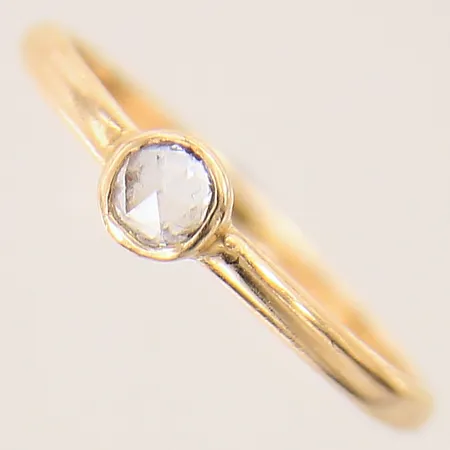 Ring med vit sten, stl 17½, bredd 1,7-4,5mm, 18K Vikt: 1,9 g