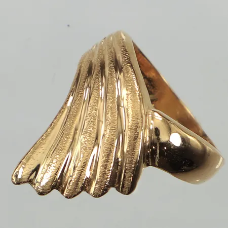 Ring, stl 18, bredd ca 3-19mm, repig, 18K Vikt: 5,7 g