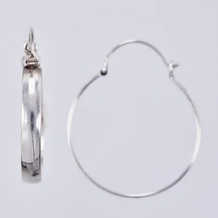 Ett par örhängen, längd: ca 3cm, bredd: ca 2,6cm, silver, 830/1000 Vikt: 5,1 g
