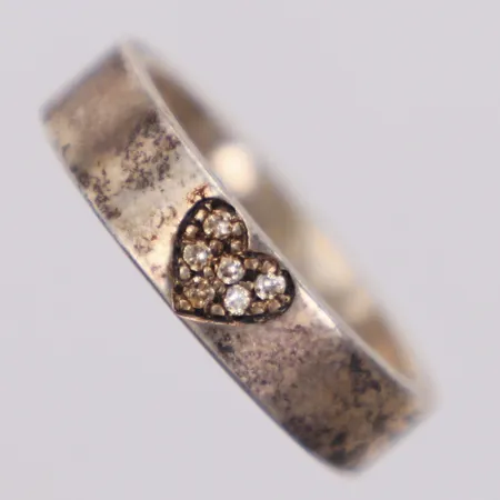 Ring med vita stenar, stl 17¼, bredd 5,0mm, personlig gravyr, silver 925/1000 Vikt: 5,2 g