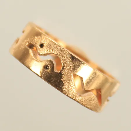 Ring med delvis hamrad yta och mönster, stl ca 19¼, bredd 7mm (något ojämn) 18K, 8,8g 