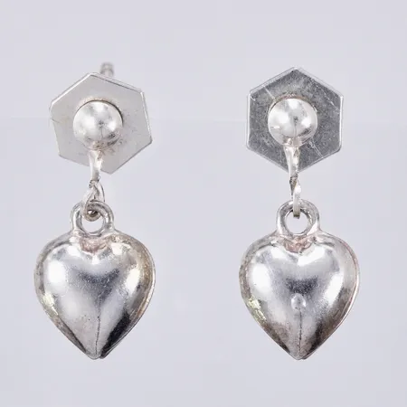 Ett par örhängen, längd: ca 15mm, bredd: ca 1-6mm, silver,  830/1000 Vikt: 1,3 g
