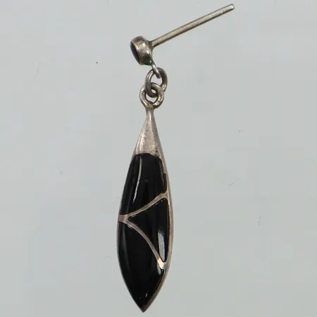 Ett udda örhänge, svart sten, längd 35mm, bredd 7mm, 925/1000 silver  Vikt: 1,7 g