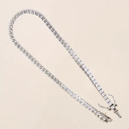 Armband med vita stenar, längd 19cm, bredd 3mm, slitet vid låset, silver 925/1000 Vikt: 8,8 g