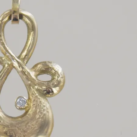 Hänge handgjort med diamant 0,3ct, längd 3,2cm bredd 2 cm, 18k Vikt: 6,6 g