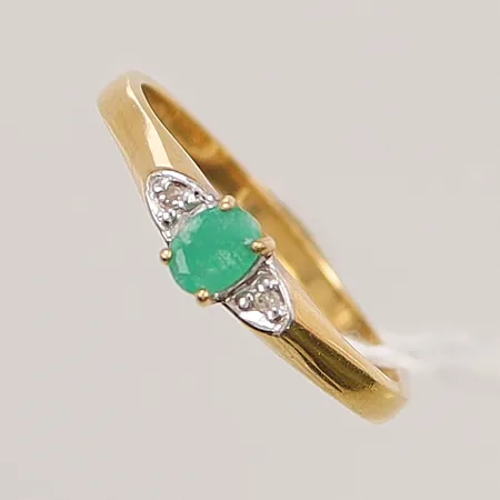 Ring med diamanter 2 x ca. 0,01ct samt smaragd, mindre nagg, Ø17, bredd: 4mm, 18K 2,0g.