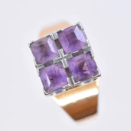 Ring med lila stenar, stl 17¾, bredd 3-10 mm, 18K. Vikt: 4,7 g
