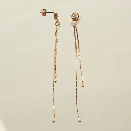 Ett par örhängen med hängande detaljer och vita stenar, längd ca 80mm (missfärgade) 14K, 2,5g 