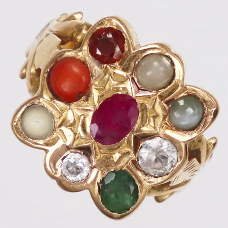 Klackring med syntetiska stenar, stl 18¾, fattning ca 17mm, slitna stenar, 18K  Vikt: 12,1 g