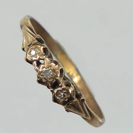 Ring, diamanter 3x ca 0,005-0,01ct, stl 17½, bredd 4,4mm, skev, 9K Vikt: 1,2 g