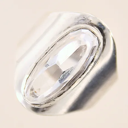 Ring med vit sten, stl 15¾, bredd 4,2-20mm, silver 830/1000 Vikt: 6,6 g