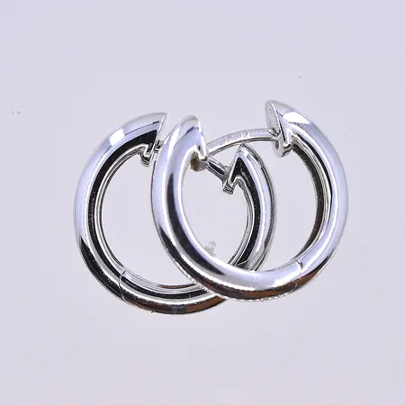 Ett par örhängen, Ø11 mm, bredd 3 mm, vitguld, 18K. Vikt: 3,8 g