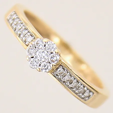 Ring med diamanter 1 x ca 0,02ct, 6 x ca 0,015ct 10 x ca 0,005ct, stl 16, bredd 2,5-4mm, 18K Vikt: 2,5 g