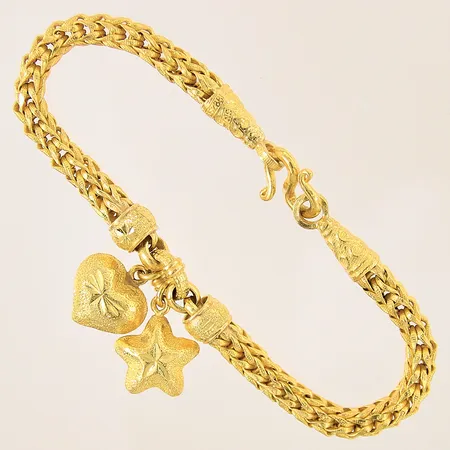 Armband med integrerade berlocker, längd 16cm, bredd 4-20mm, ojämnheter, Thaiguld, 1 Baht, 23K Vikt: 15,2 g