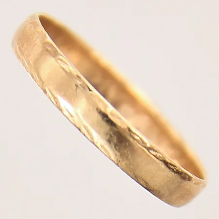 Ring, slät, stl 16¾, bredd 3mm, gravyr, 18K Vikt: 1,2 g